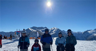 Eine+Gruppe+Skifahrer+posiert+f%c3%bcr+ein+Foto