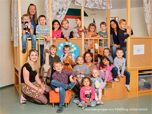 Eine Gruppe von Kindern posiert für ein Foto